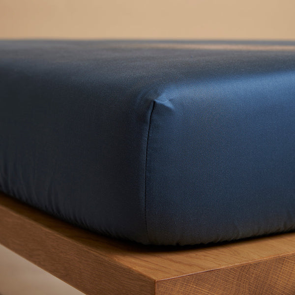 Vtwonen Coco & Cici - Tencel Sateen Hoeslaken 60 X 120 Cm - 1 Persoons Beddengoed - Kinderbeddengoed - Lyocell - Hypoallergeen & Extra Zacht - Donker Blauw