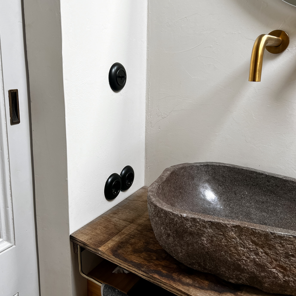 Vtwonen De Oude Schakelaar 2-voudig Stopcontact - Mat Zwart - Rond