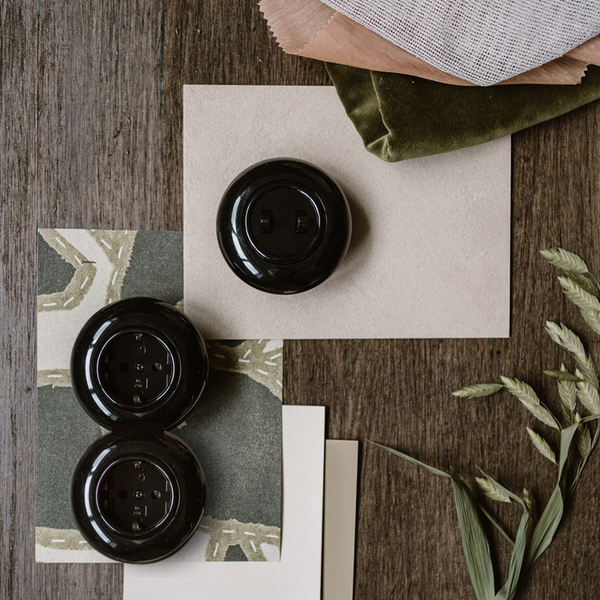 Vtwonen De Oude Schakelaar 2-voudig Stopcontact - Zwart - Rond