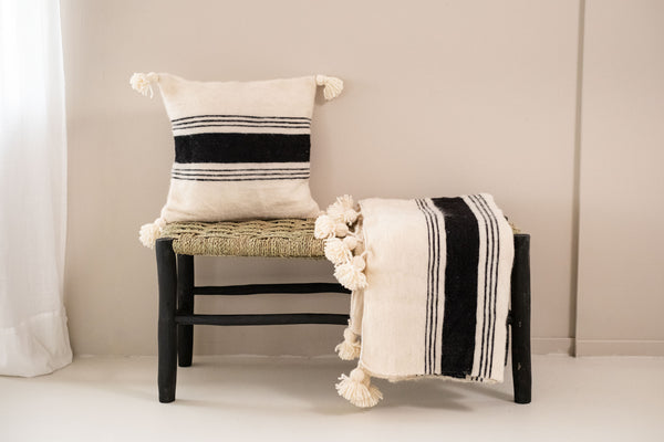 Vtwonen MÔMÉ Plaid Pom Pom - Wit/zwart - Wol - 150 X 190 Cm - Striped Design