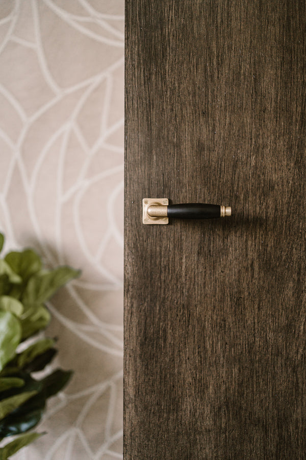 Vtwonen MooideurBeslag Deurklink Klassiek Geveerd - Messing Getrommeld - Sleutelrozet - Vierkant