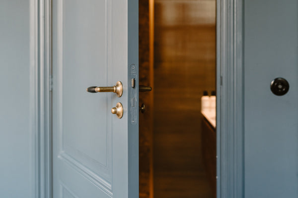 Vtwonen MooideurBeslag Deurklink Klassiek Geveerd - Messing Getrommeld - Wc Slot - Rond