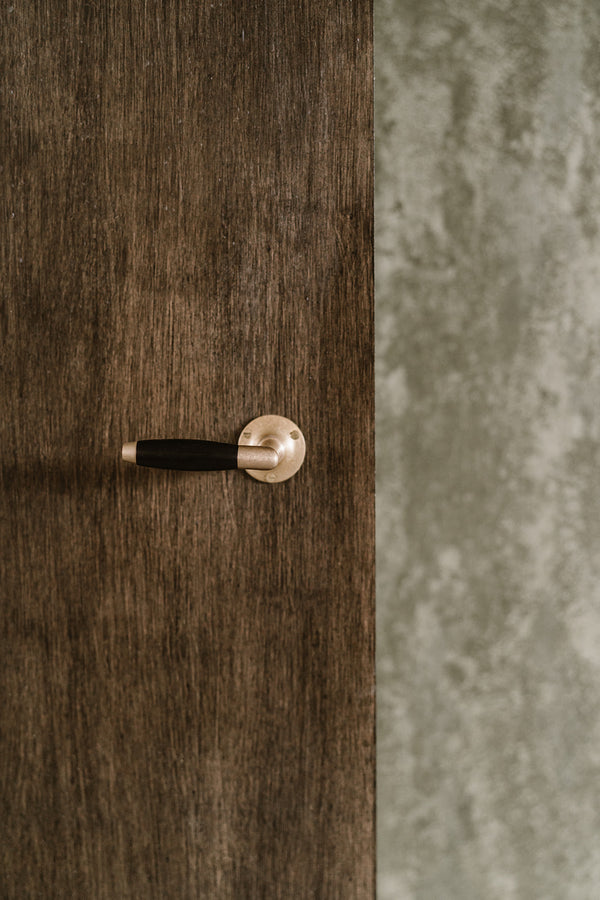 Vtwonen MooideurBeslag Deurklink Klassiek Geveerd - Messing Getrommeld - Sleutelrozet - Rond