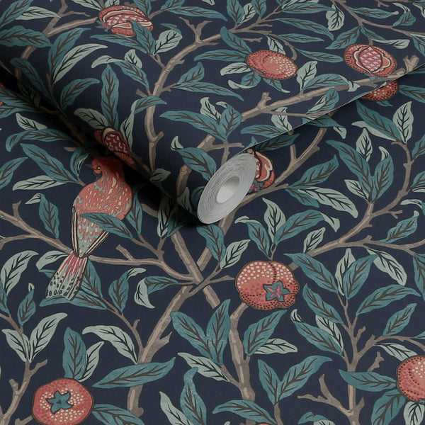 Vtwonen William Morris At Home Vliesbehang Bird & Pomegranate Navy Blue