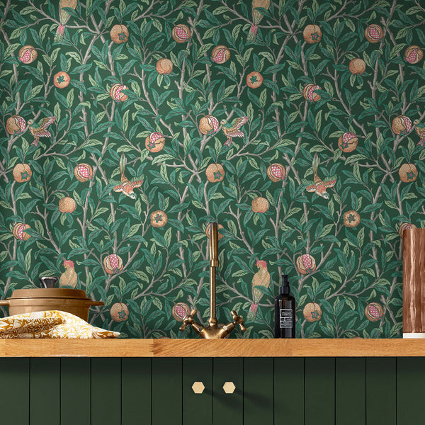 Vtwonen William Morris At Home Vliesbehang Bird & Pomegranate Deep Green