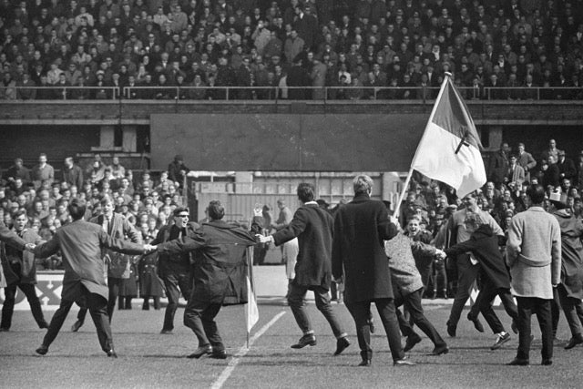 walljar Feyenoord Supporters op het veld tegen AFC Ajax 1965