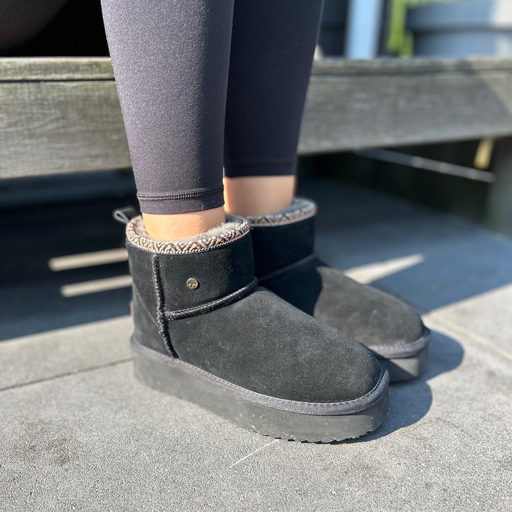 Warmbat Warmbat Wallaby Dames Suède Boot Plateau Tape Black