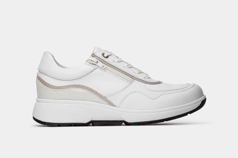 xsensible Comfort en chic gaan prima samen Een echte bestseller en de ideale sneaker voor alle vrouwen die zich graag sportief maar toch elegant kleden. Dankzij de neutrale kleuren en subtiele appliqués zijn er talloze stylings