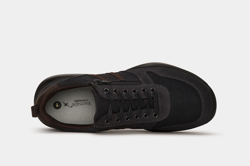 Xsensible Met Stijl En Klasse De Perfecte Sneaker Voor Alle Actieve Mannen. De Schoenen Met SWX-zolen Bieden Extra Demping En Zorgen Voor Een Optimale Afwikkeling Van De Voet. Streepdetails In Contrasterende Kleuren Zorgen Voor