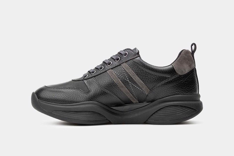 Xsensible Met Stijl En Klasse De Perfecte Sneaker Voor Alle Actieve Mannen. De Schoenen Met SWX-zolen Bieden Extra Demping En Zorgen Voor Een Optimale Afwikkeling Van De Voet. Streepdetails In Contrasterende Kleuren Zorgen Voor