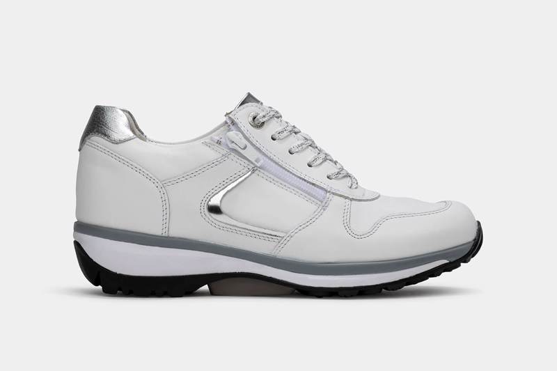 xsensible Stijlvol sportief en chic Onze veelzijdige bestseller in joggingstijl past bij allerlei outfits. Subtiele monochrome metallic appliqués en zachte kussentjes maken deze sneaker nog dynamischer. De rits aan de zijkant v