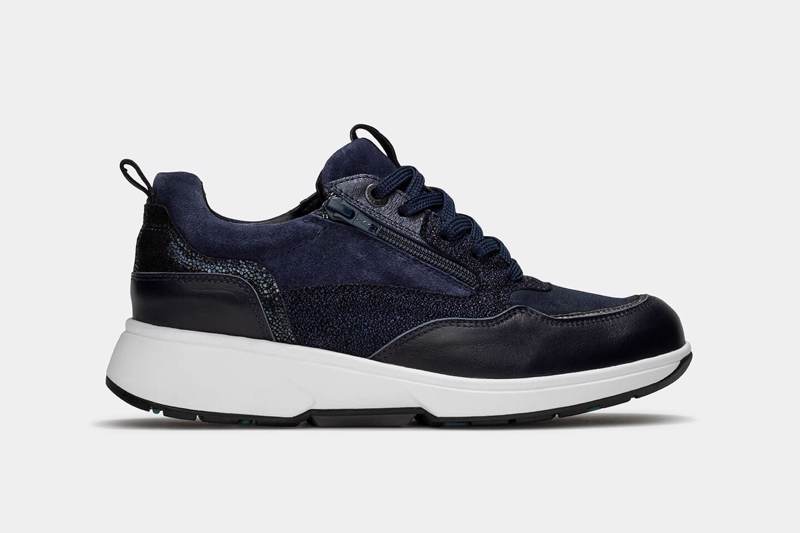 xsensible Take me Deze hippe sneakers uitgevoerd in een modieuze joggingstijl zijn echte allrounders. Superzacht leer en zachte kussentjes aan de rand van de schacht worden gecombineerd met appliqués in contrastkleuren en glanz