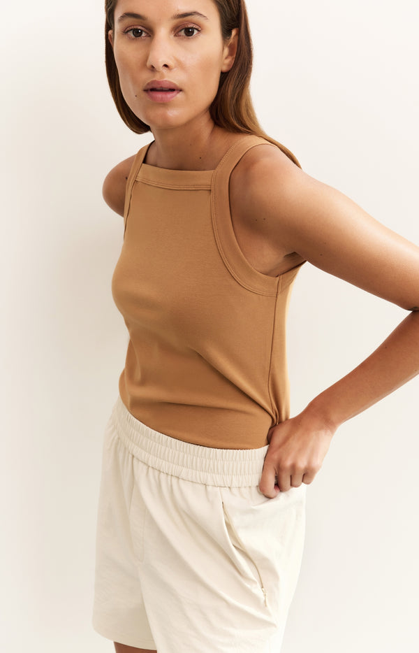 yaya Mouwloze top met rechte hals en aansluitende pasvorm Chipmunk Brown yaya Mouwloze top met rechte hals en aansluitende pasvorm Chipmunk Brown