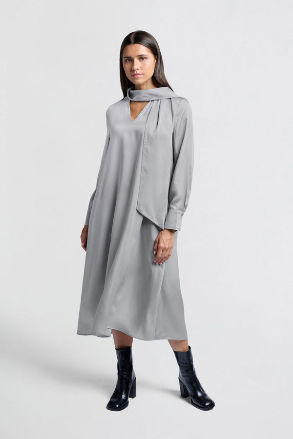 yaya Soepelvallende jurk met strikdetail en V-hals Light Metal Grey
