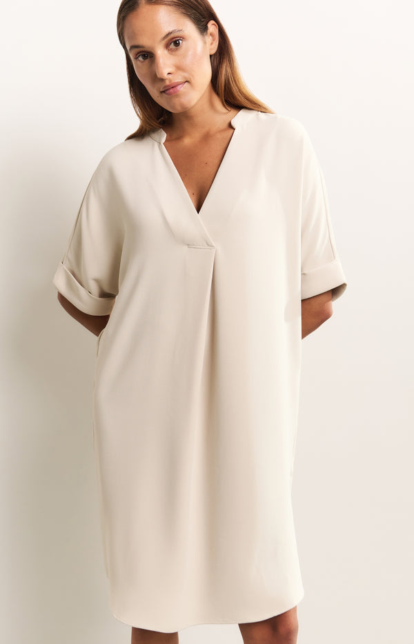 yaya Soepelvallende jurk met V-hals en omgeslagen mouwen Rainy Day Beige