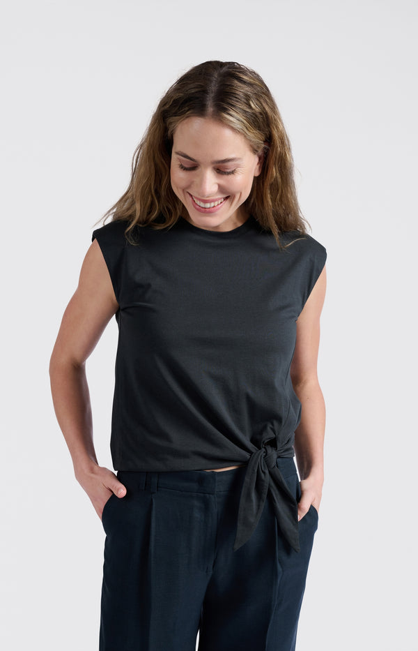 yaya Mouwloze top met knoopdetail Washed Black yaya Mouwloze top met knoopdetail Washed Black