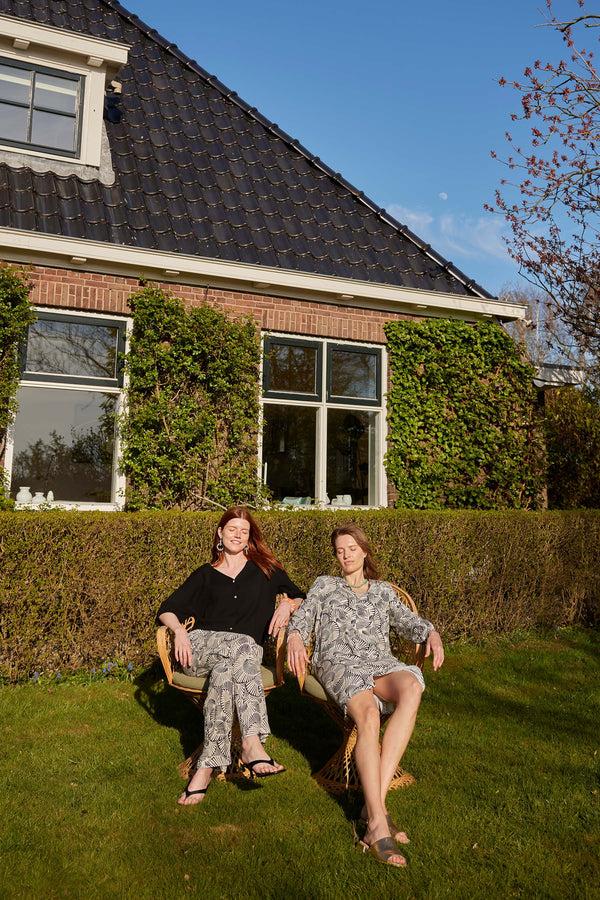 Zusss Doorknoop Jurk Met Grafische Print Off White / Zwart