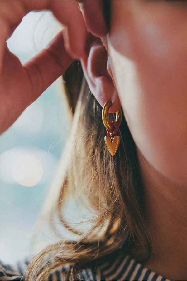 Zusss Oorbel Hanger Met Gouden Hartje Oranjerood / Goud