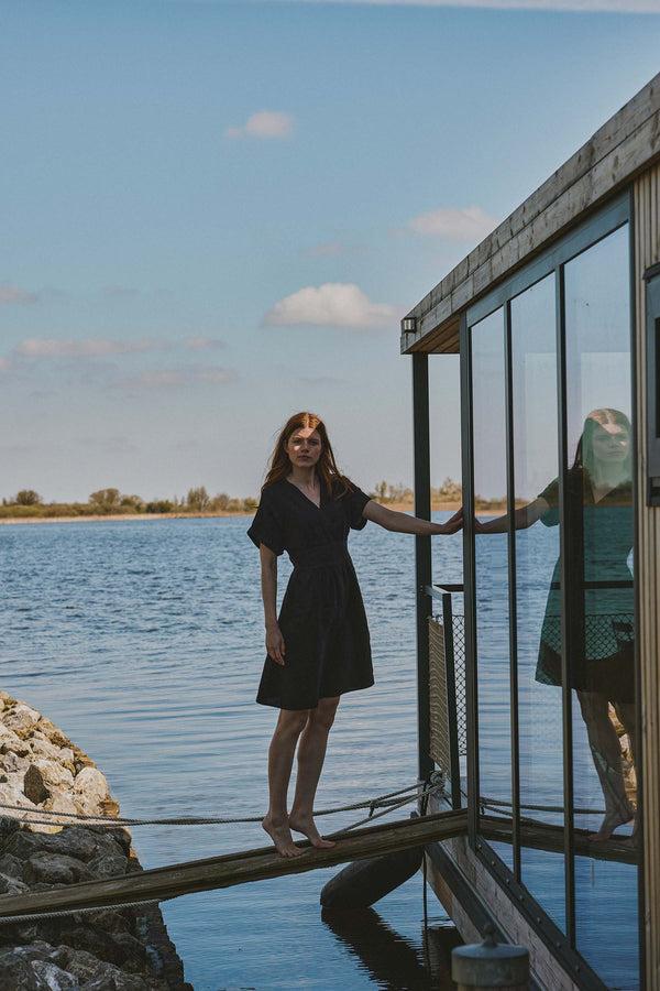 zusss linnen overslag jurk zwart