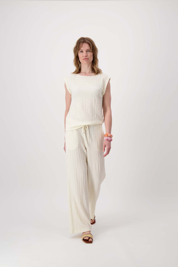 Zusss Mouwloze Top Van Crinkle Stof Off White