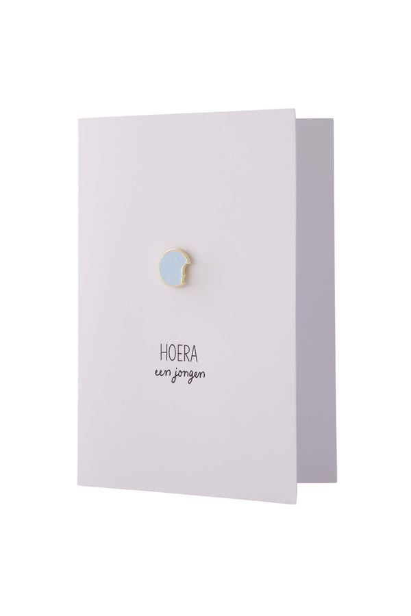 zusss wenskaart hoera een jongen broche blauw / wit