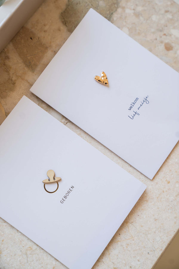 Zusss Wenskaart Met Broche Welkom Lieve Jongen Wit